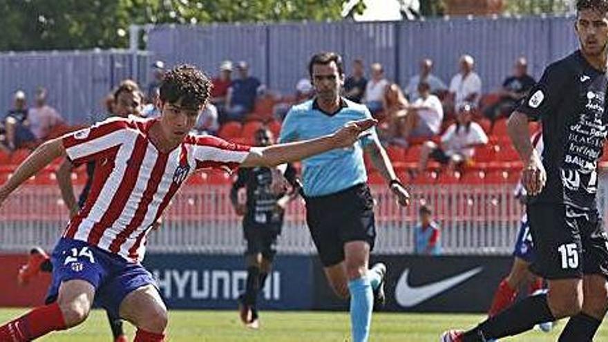 Sergio Camello golpea la pelota ante la mirada del central Copete.