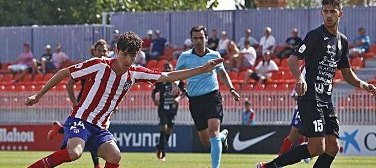 Sergio Camello golpea la pelota ante la mirada del central Copete.