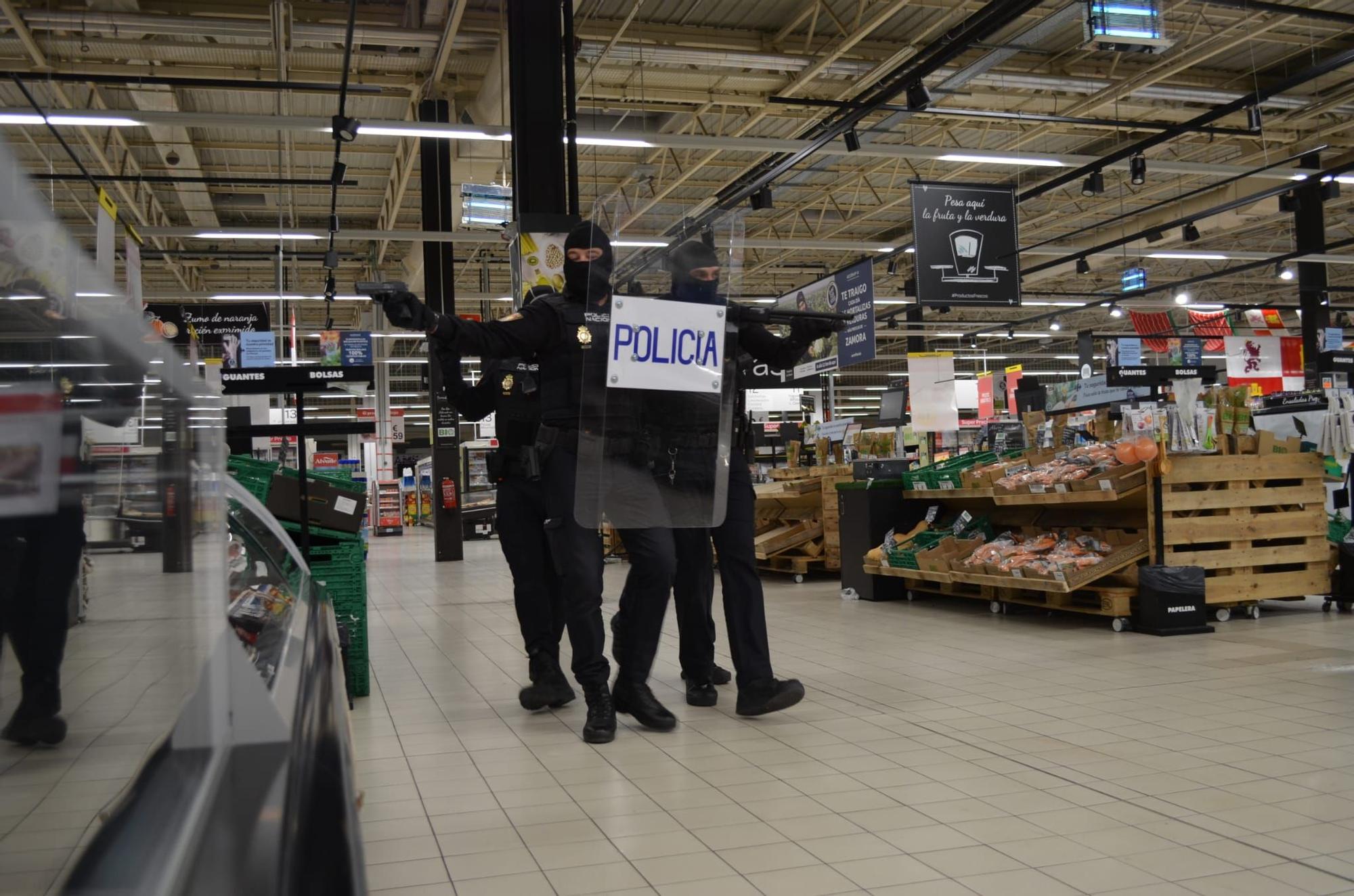 GALERÍA | Simulacro de atentado terrorista en el Centro Comercial Valderaduey de Zamora