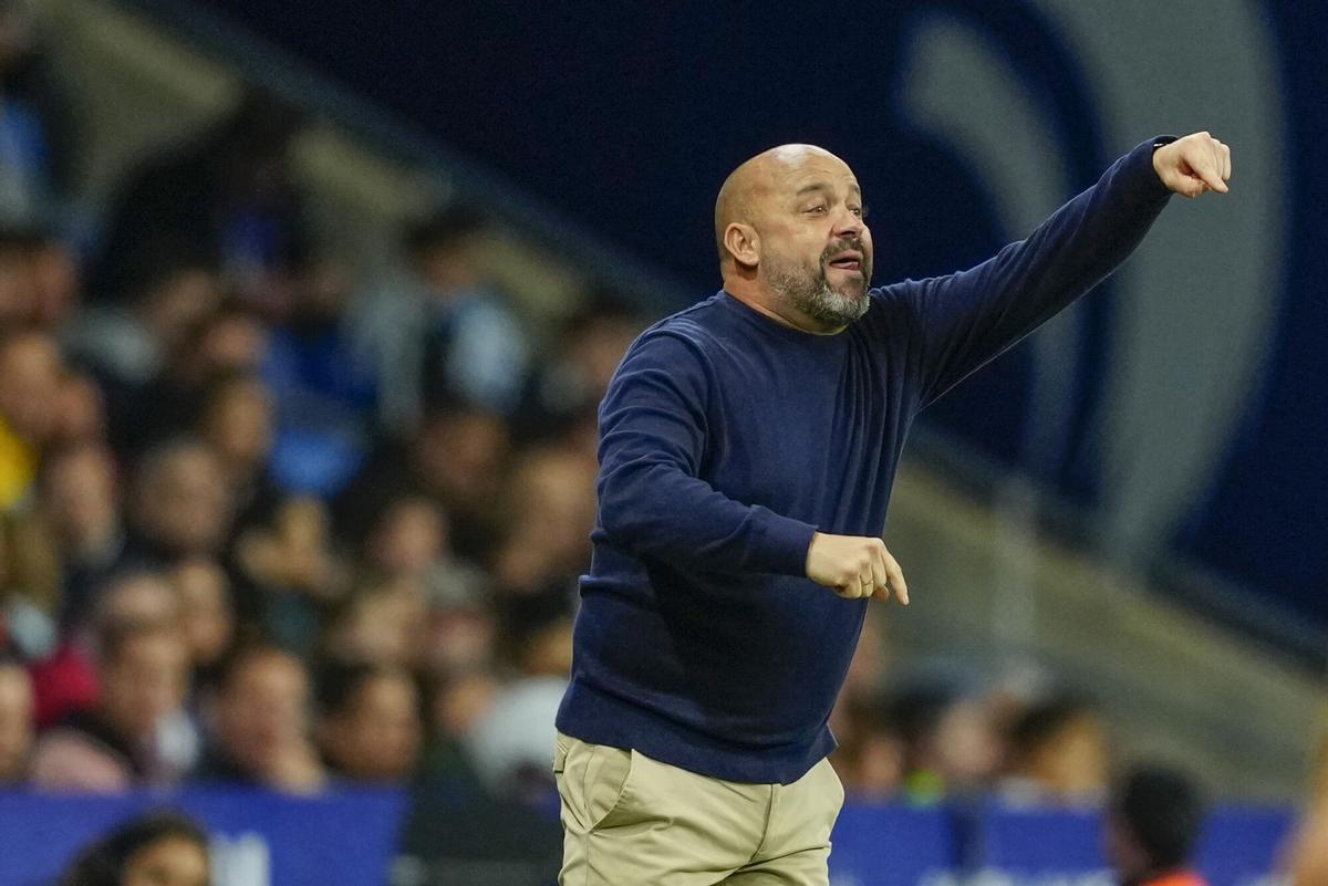 Manolo González da órdenes a sus jugadores en el partido ante el Sevilla.
