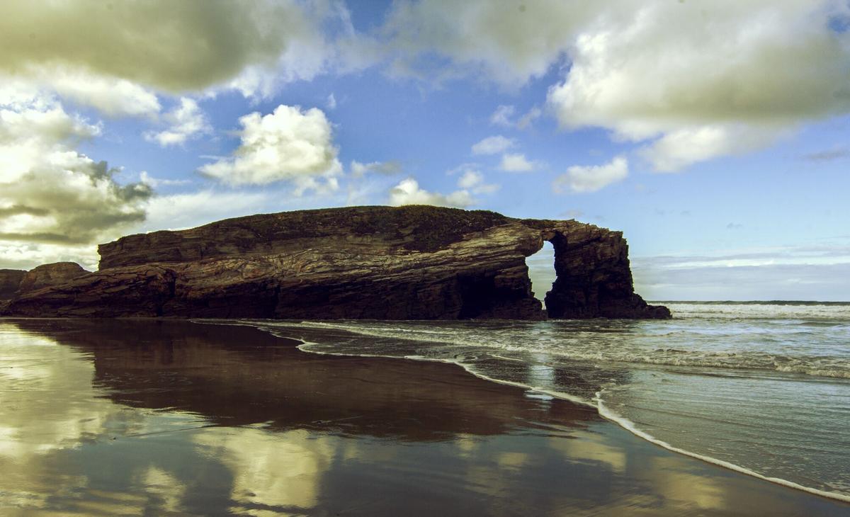 La playa de las Catedrales de Ribadeo, con sus famosos arcos.