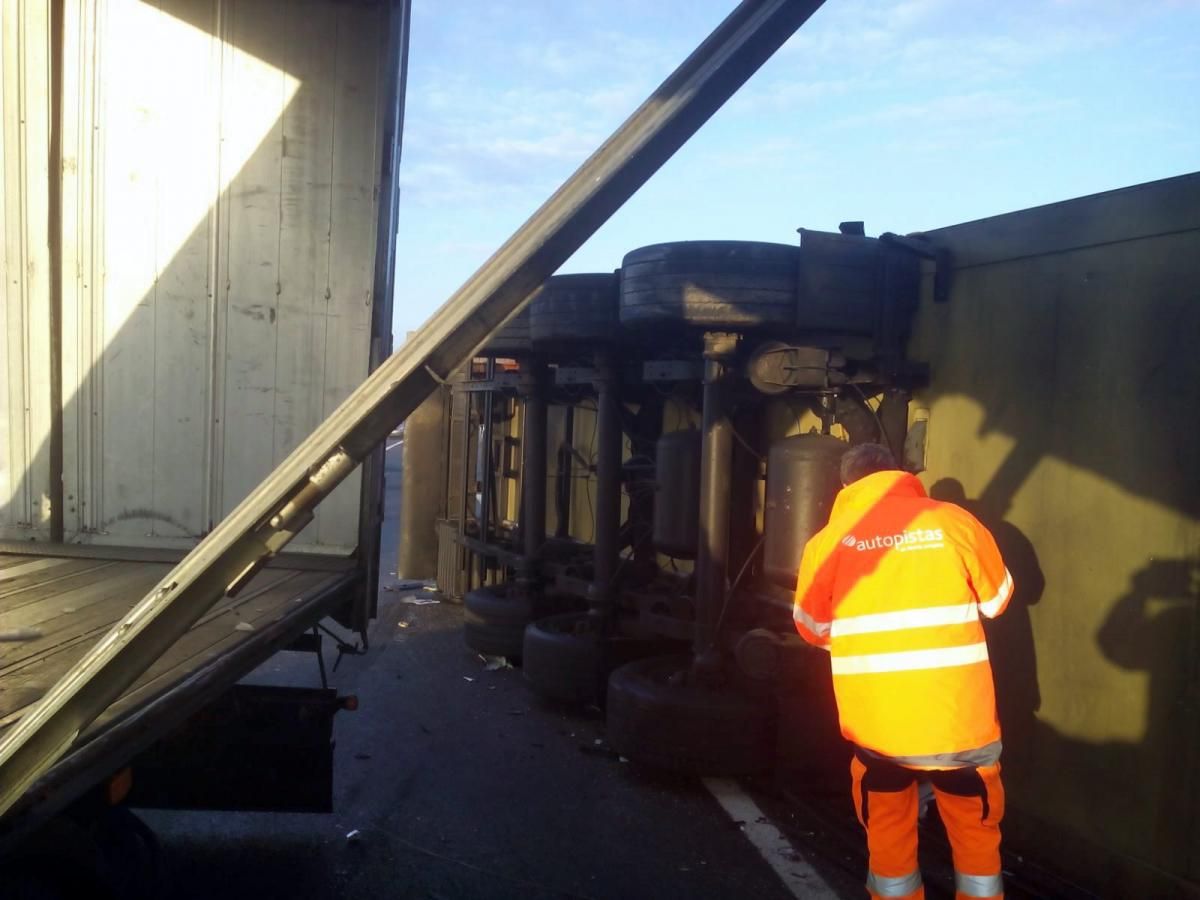 Accidente entre dos camiones en la A-2