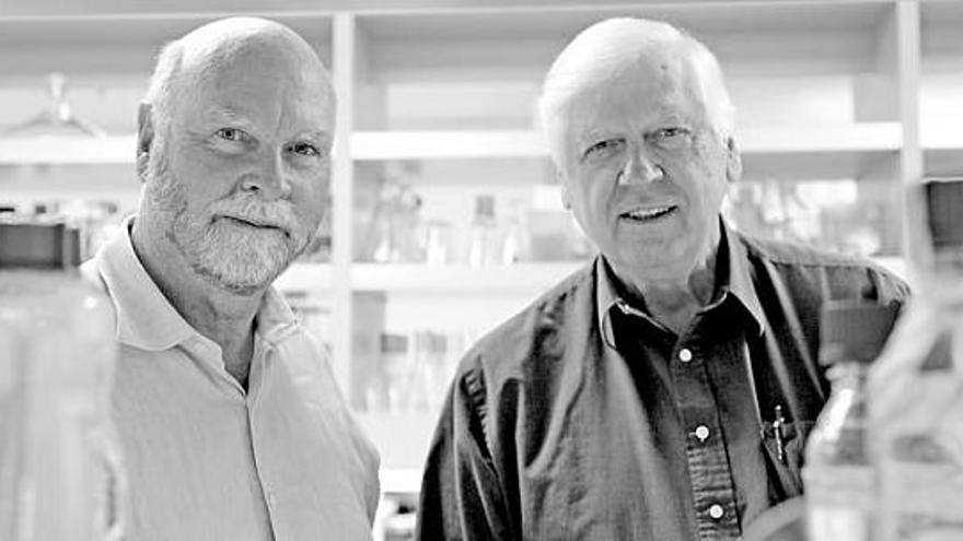 Imagen de archivo de Craig Venter y Hamilton Smith (premios «Príncipe de Asturias» ambos y Nobel el segundo), en un laboratorio de California.