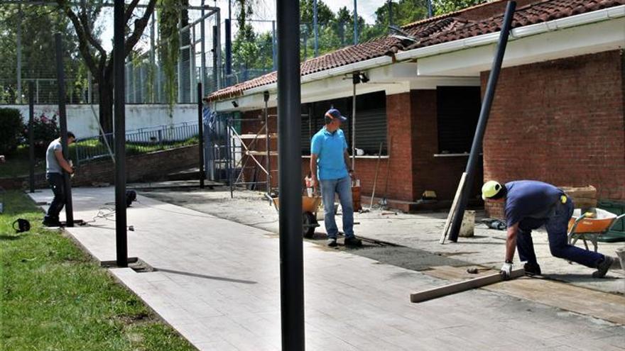 Las terrazas del bar de la piscina municipal tendrán nuevas cubiertas