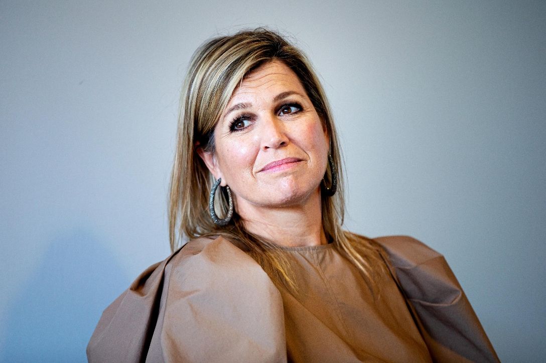 Máxima de Holanda con vestido camel