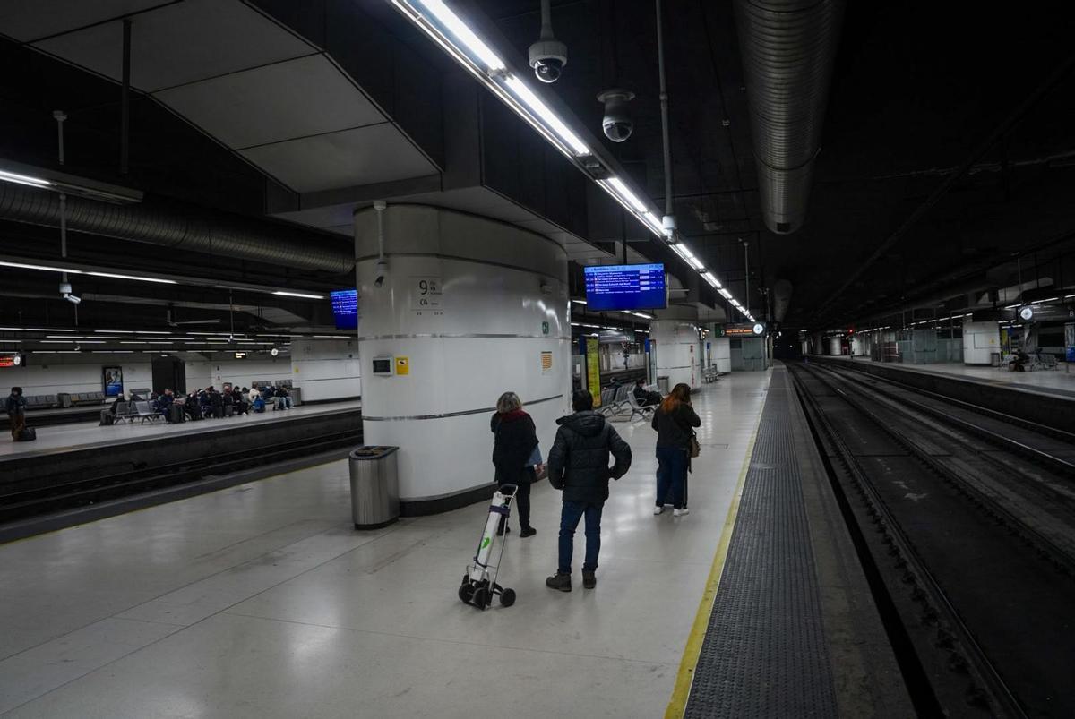 Andenes vacíos en la estación de Sants, el día de la reanudación del servicio de Rodalies