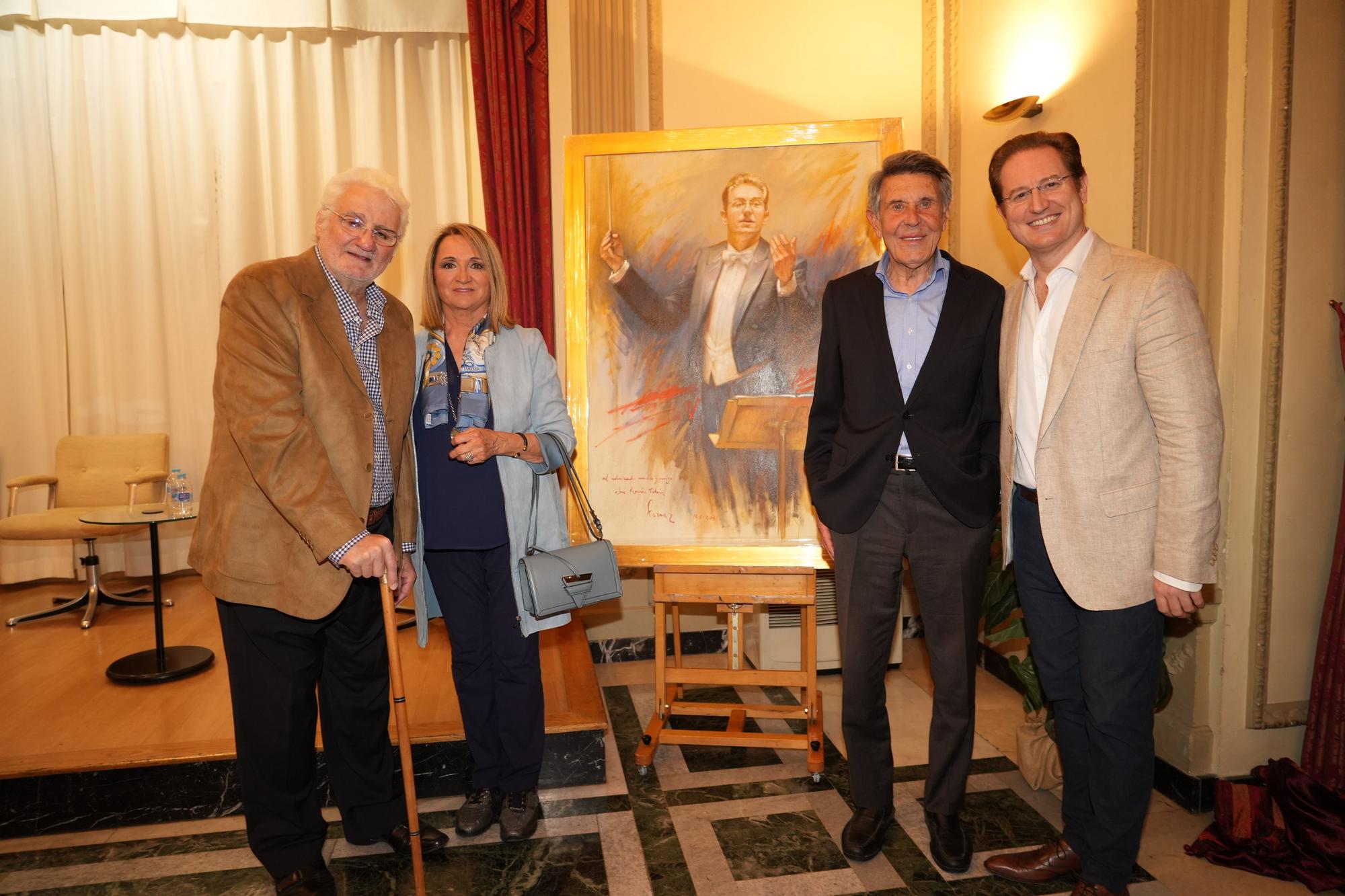 El pintor Forner entrega su retrato al maestro Tebar en el Casino Antiguo de Castelló