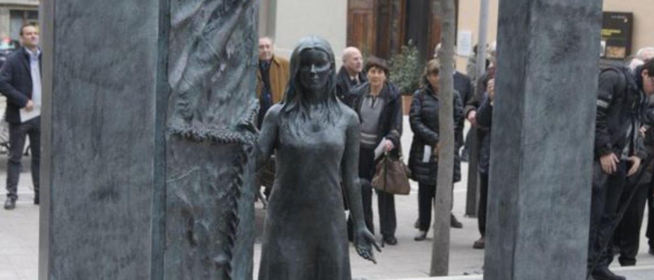 L'escultura «L'acollida», de Ramon Oms