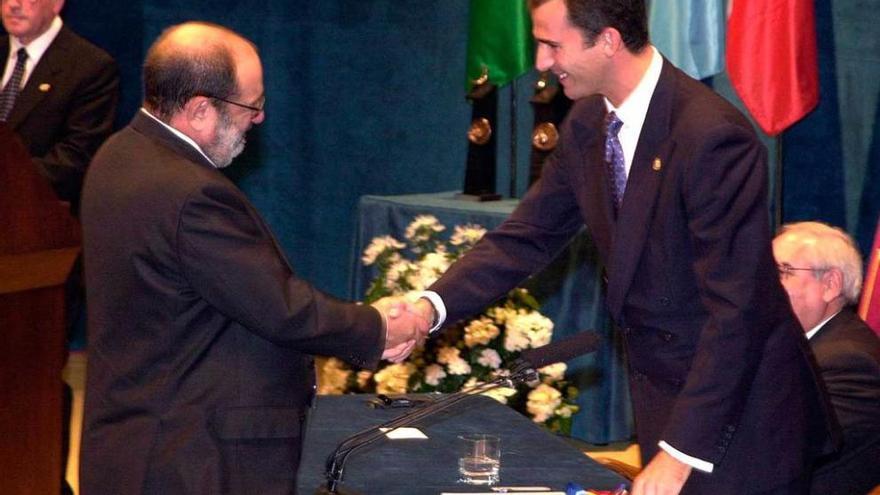 El ahora Rey Felipe VI entrega el premio &quot;Príncipe de Asturias&quot; de Comunicación y Humanidades a Umberto Eco en el teatro Campoamor de Oviedo en octubre del año 2000.