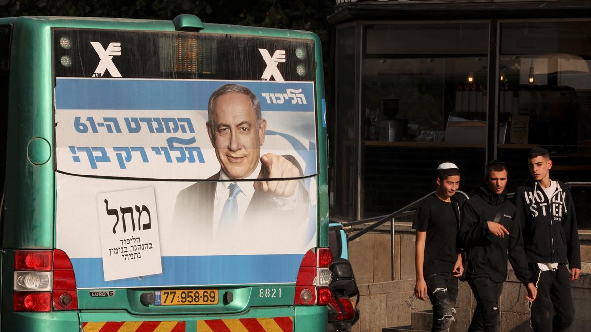 Un cartel electoral de Netanyahu en un autobús de Jerusalén, este lunes.