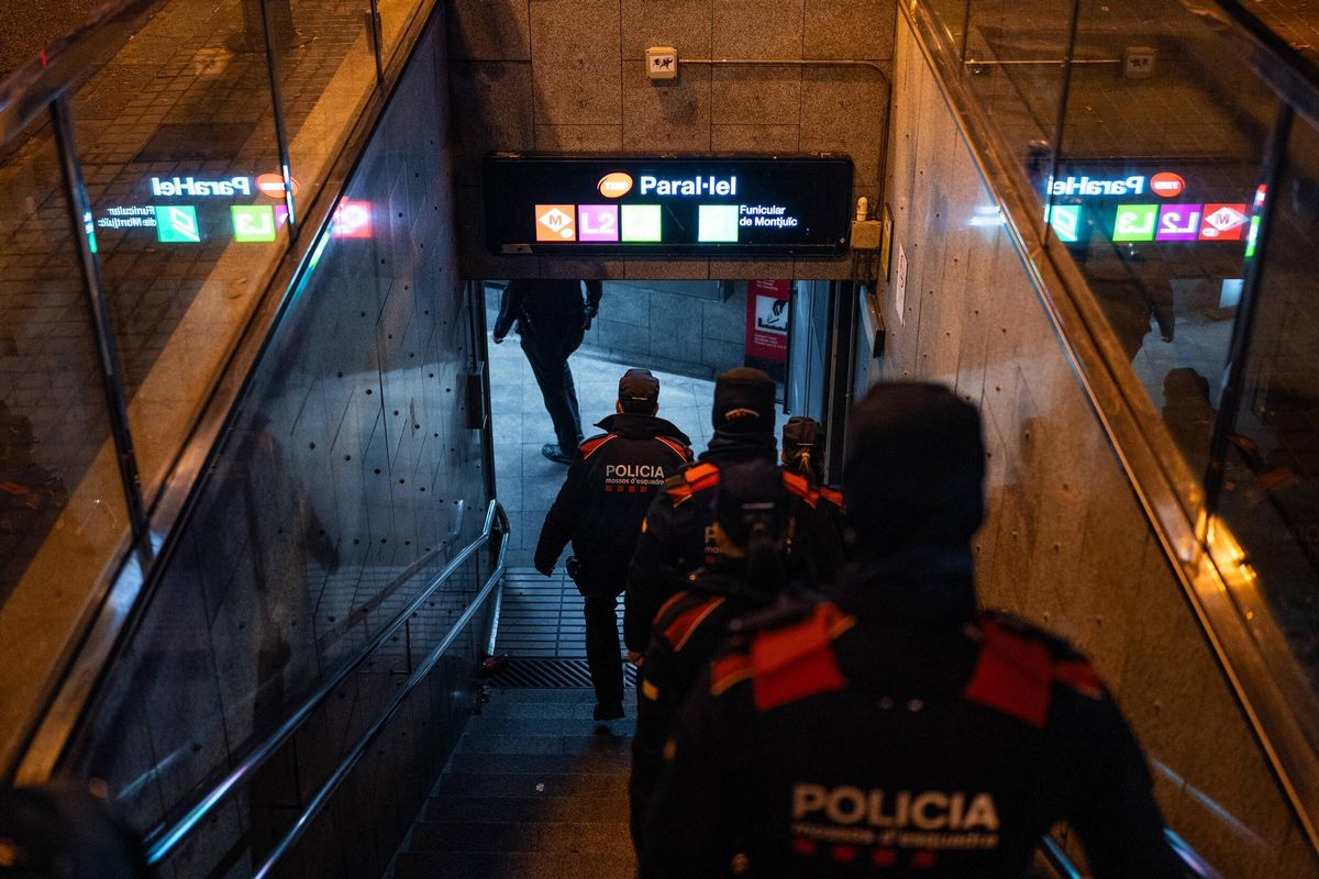 Macrodispositivo de Mossos junto a seguridad de TMB en el Metro de Barcelona