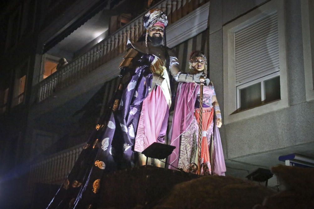 Diferentes imágenes del desfile de la Entrada Mora de Almoradí.