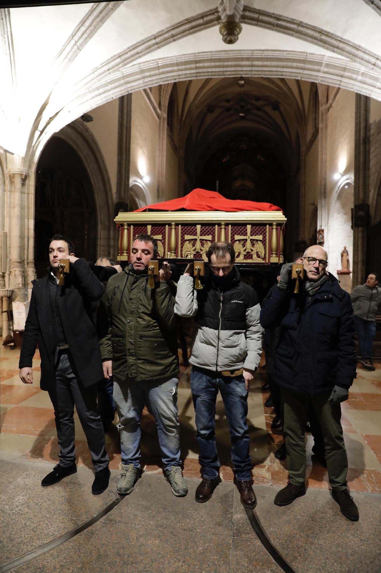 EN IMÁGENES: La Hermandad y Cofradía de Nuestro Padre Jesús Nazareno de Oviedo ya se prepara para la Semana Santa