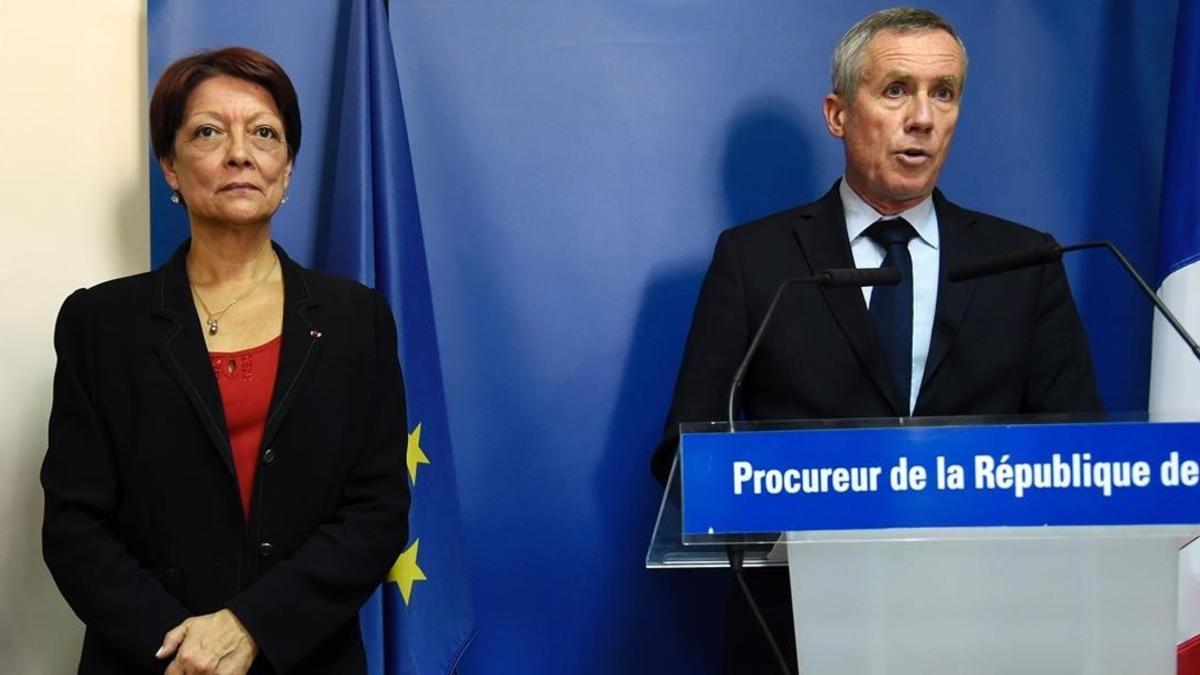 François Molins (derecha) junto a la presidenta de Interpol, Mireille Ballestrazzi, en París, este viernes.