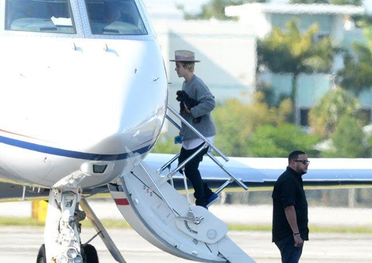 Justin Bieber sube a su jet privado