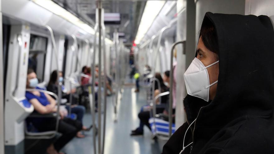 Esto es lo que opinan los epidemiólogos sobre la eliminación de la mascarilla en los transportes públicos