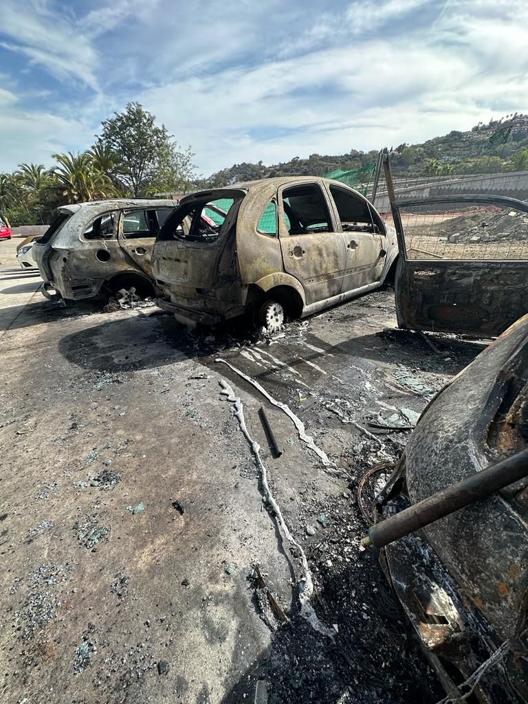 Arden varios coches en Santa Brígida