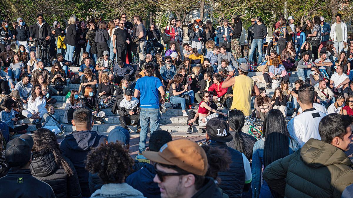 Fiesta con música en directo en el Port Vell