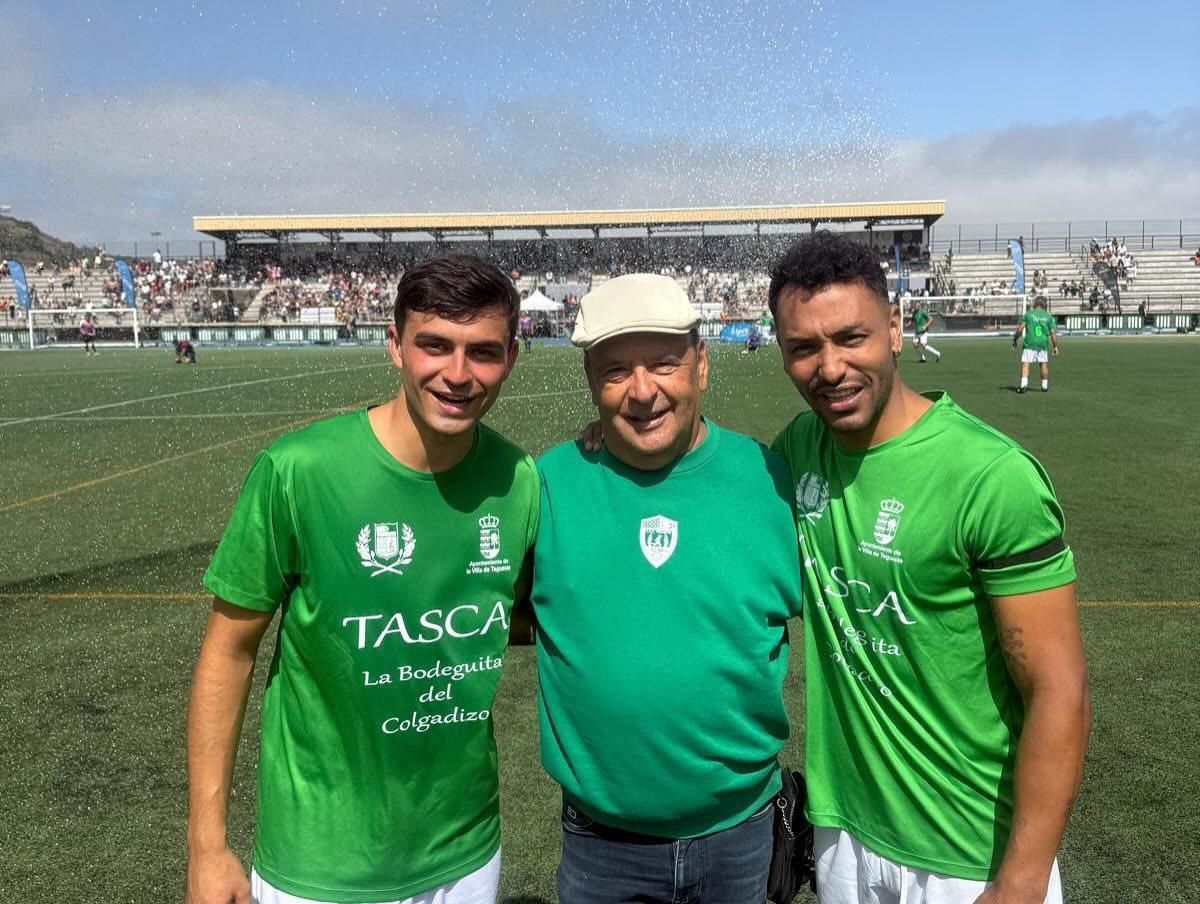 Pedri junto a Jeffren