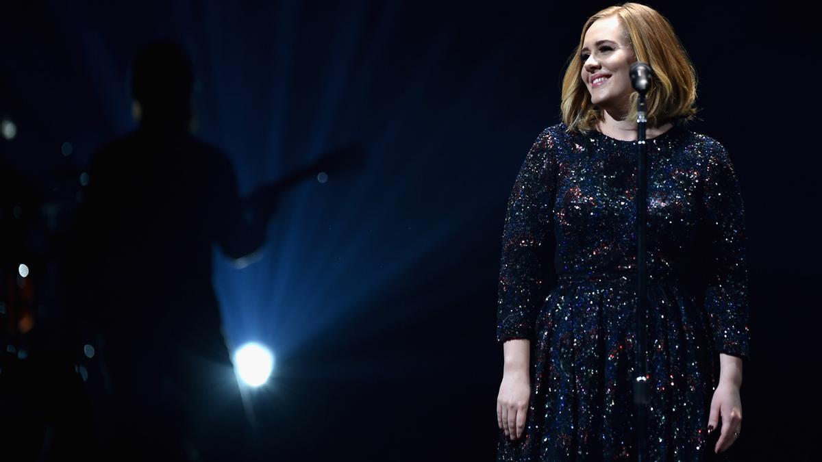 Adele en su primer concierto con vestido de Burberry