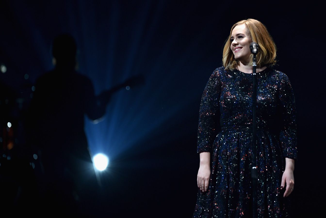 Adele en su primer concierto con vestido de Burberry