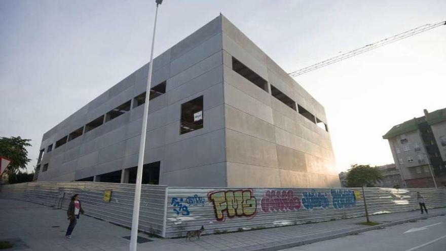 Edificio en construcción del polideportivo y piscina de O Castrillón.