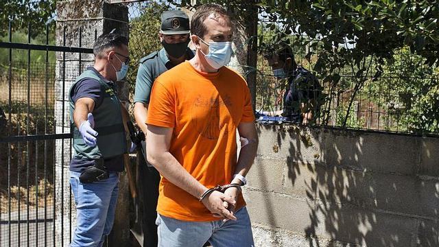 El acusado, durante un registro tras la detención a finales del pasado julio. |   // BRAIS LORENZO