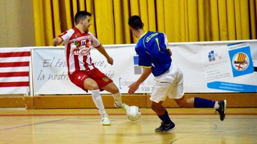 Asís, que va marcar dos gols, intenta una acció ofensiva manresana