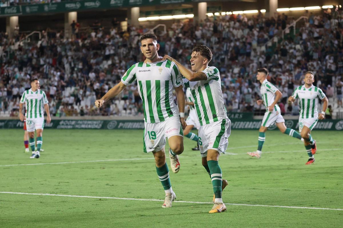 Toril celebra su gol al Recreativo Granada junto a Álex Sala.