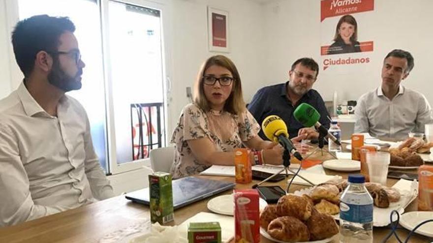 De campaña El PSOE, con los mayores; Ciudadanos, de desayuno informativo