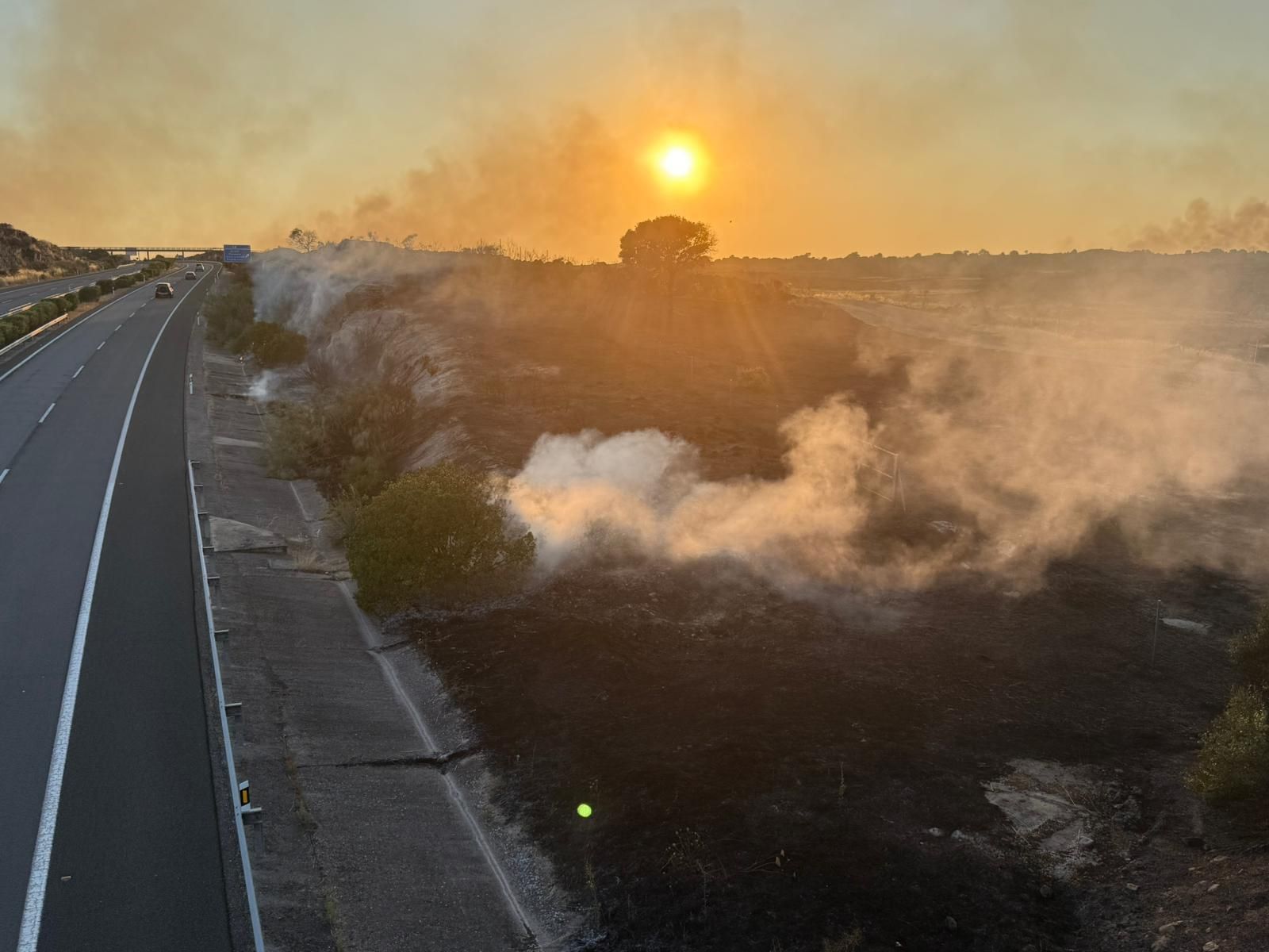 Fotogalería | Cortan la A-5 y desalojan a 18 personas de una gasolinera y tres fincas por el incendio de Trujillo.