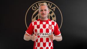 Donny van de Beek posa con la camiseta de su nuevo equipo, el Girona