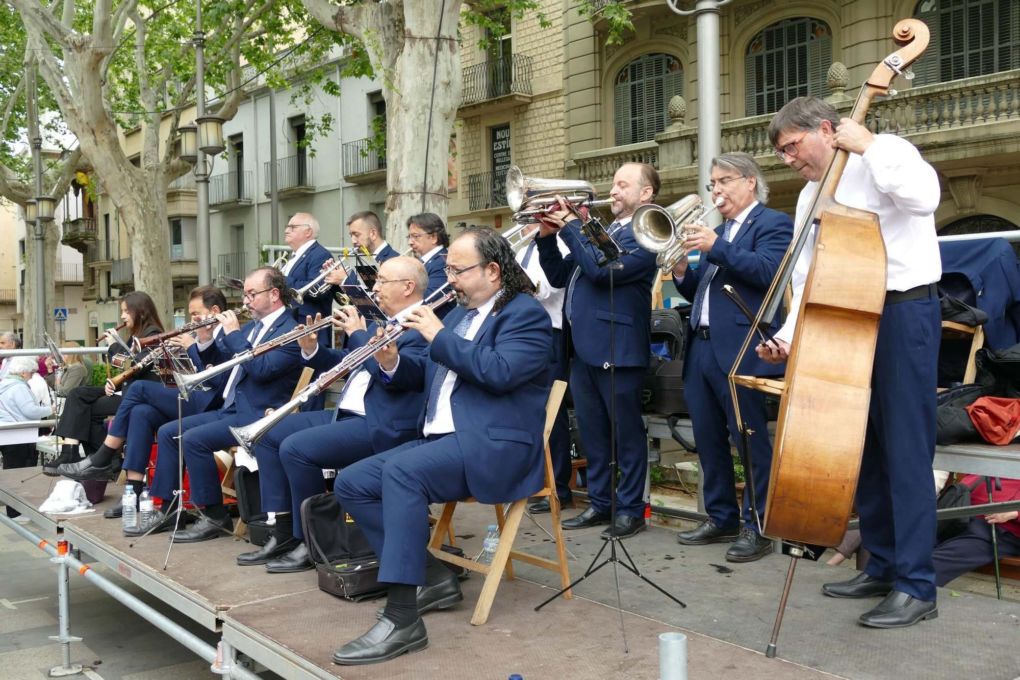 Les sardanes omplen la Rambla de Figueres amb la Cobla Selvatana