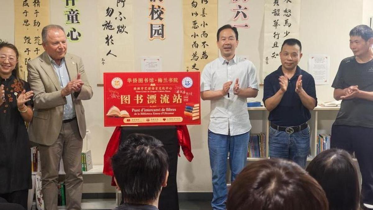 La inauguració ha comptat amb diversos representants de la comunitat xinesa i el regidor Massegú