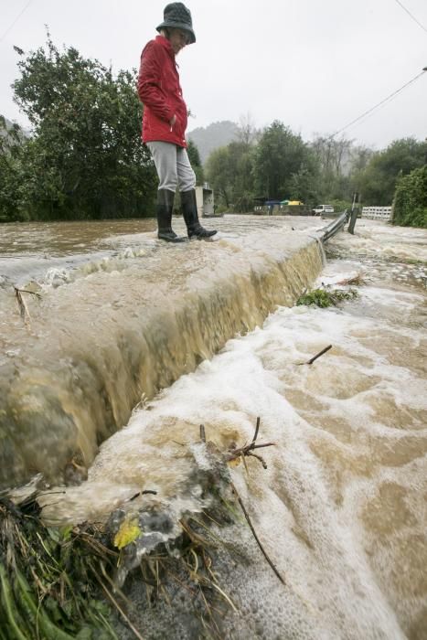 Temporal en Asturias: Las intensas lluvias dejan ríos desbordados y carreteras cortadas en el Oriente