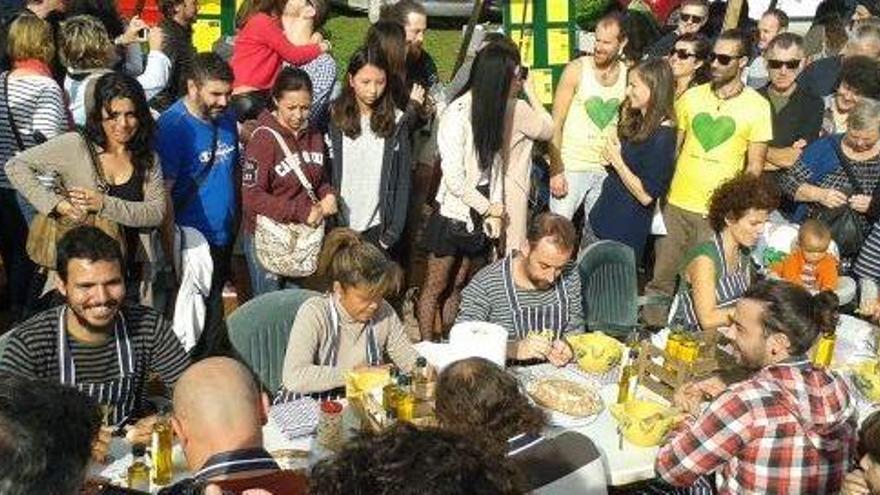 Elaboración de las salsas en el Alliolis Festival del año pasado.