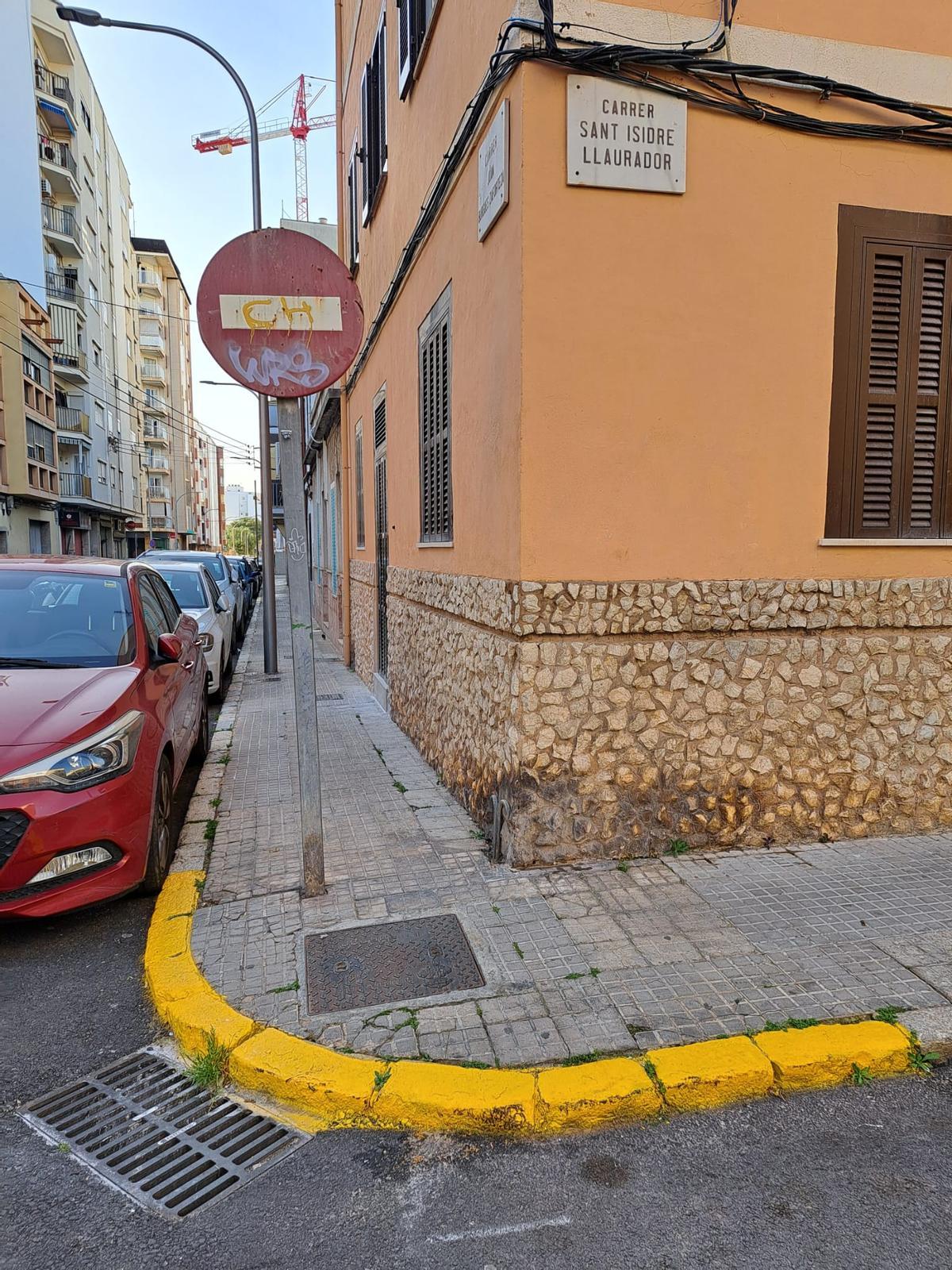 Imágenes de los bordillos de piedra embadurnados con pintura amarilla en Palma Imágenes de los bordillos de piedra embadurnados con pintura amarilla en Palma