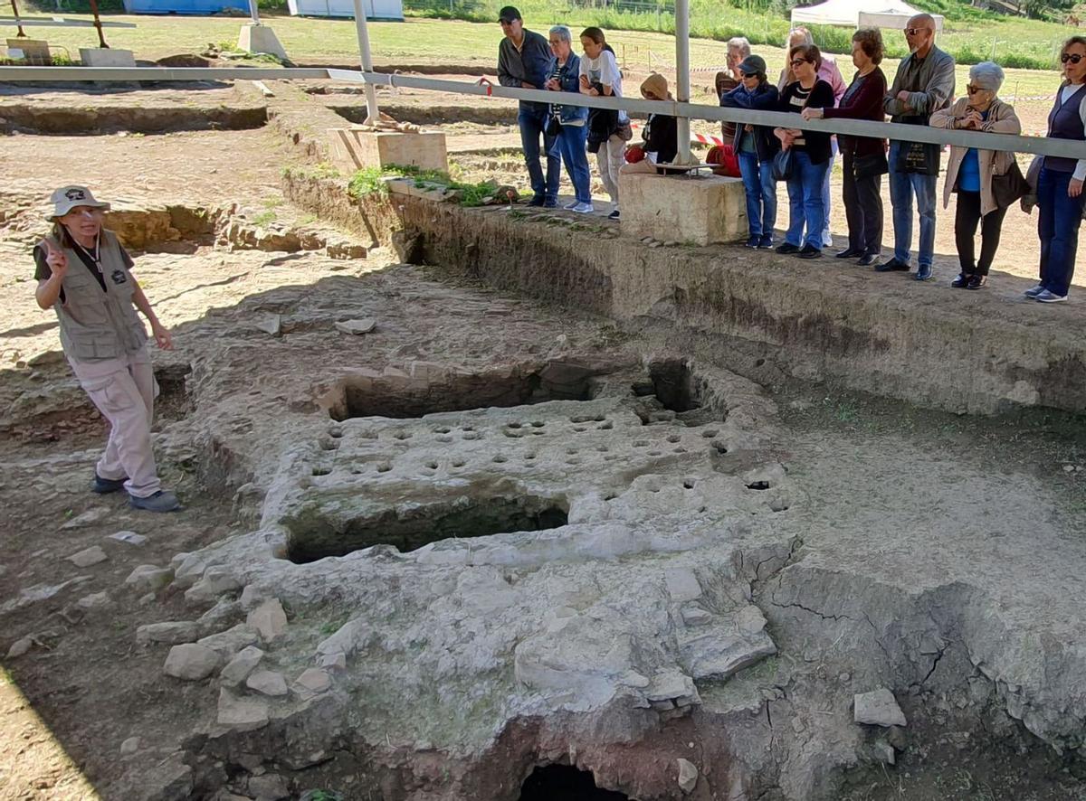 La jefa de Patrimonio Histórico de Mijas, Desirée Piñero, coordina los trabajos de excavación.