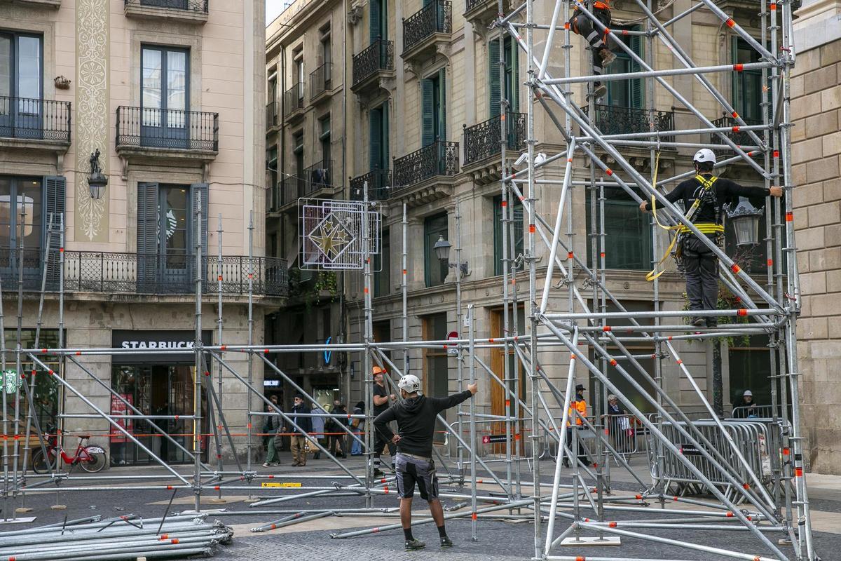 Montaje del andamio que sostendrá el panel del pesebre de la plaza de Sant Jaume, en Barcelona.