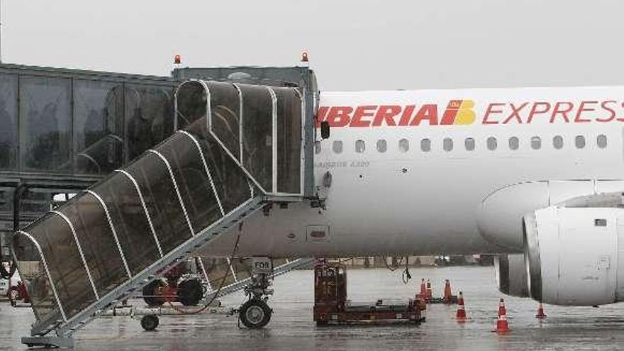 Un avión de Iberia Express en el aeropuerto de Peinador.  // R. Grobas