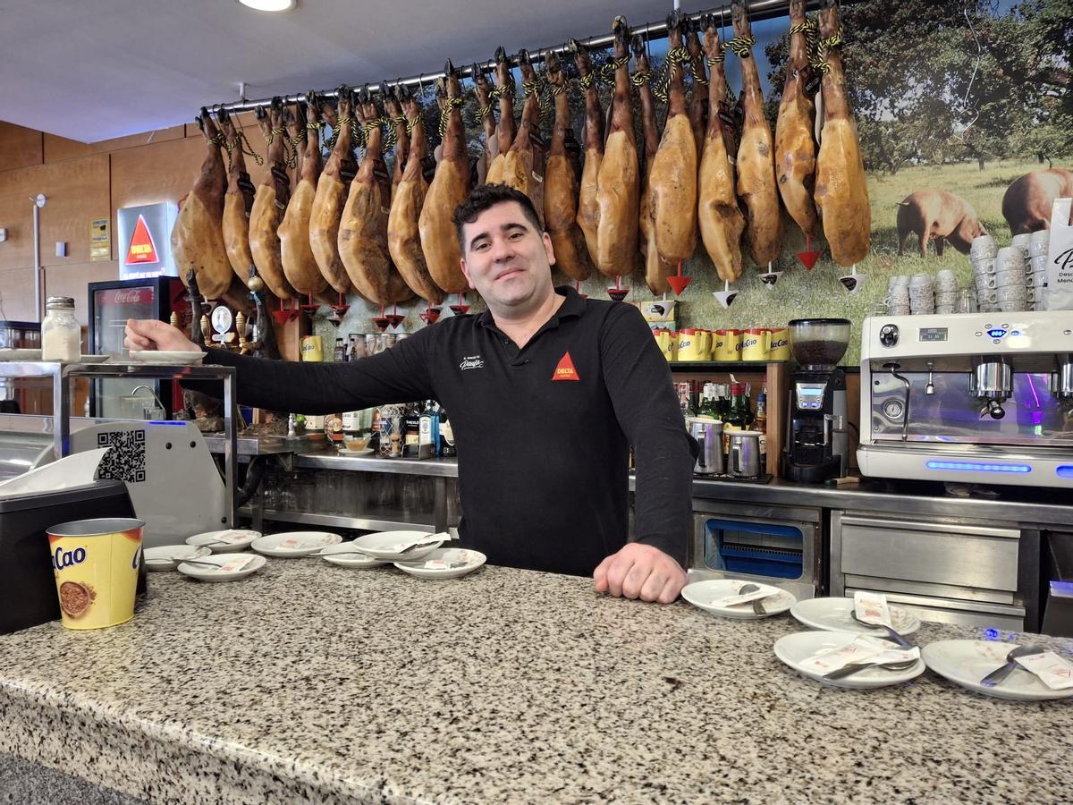 Óscar Tejeda, en su negocio 'El Rincón de Paula' de Badajoz.