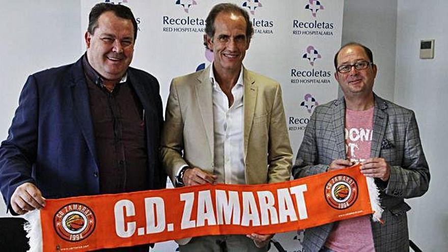 El presidente del CD Zamarat, Carlos Baz, y el directivo Juan Carlos Gallego, flanquean a Oscar Iglesias, gerente del Hospital Recoletas, tras firmar el acuerdo de colaboración.