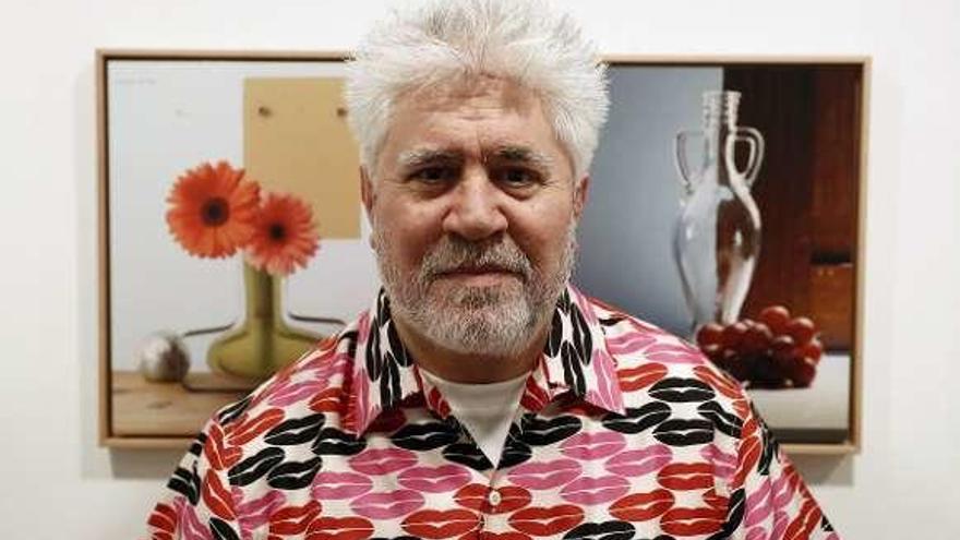 Pedro Almodóvar, en su exposición fotográfica. // Mariscal