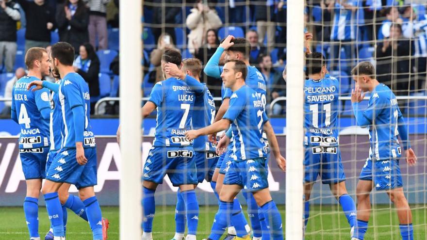 Los futbolistas del Deportivo celebran un gol en Riazor. |  // VÍCTOR ECHAVE