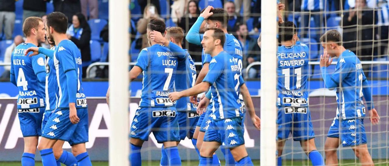 Los futbolistas del Deportivo celebran un gol en Riazor. |  // VÍCTOR ECHAVE