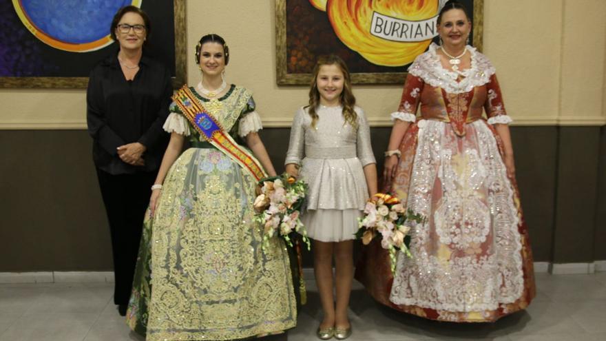 La alcaldesa, Maria Josep Safont; la reina fallera infantil Maria Olivas; y la edila Sara Molina acompañaron a la reina, Silvia Navarro.