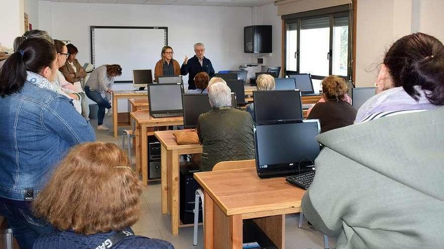 La reunión entre el alcalde y los padres de los usuarios del CODI. // FdV