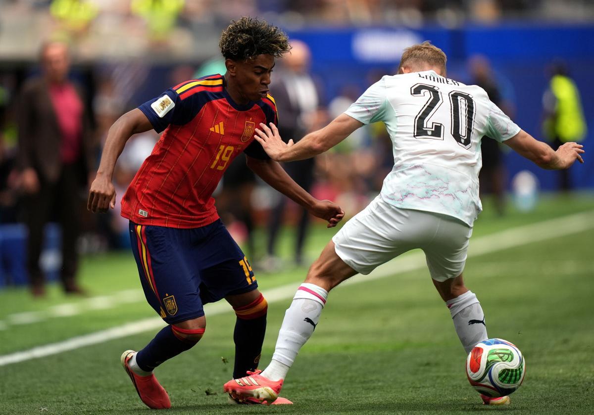 INGLEWOOD (United States), 02/07/2026.- Lamine Yamal of Spain (L) and Konrad Laimer of Austria in action during the FIFA World Cup 2026 Round of 32 match Spain against Austria, in Los Angeles, USA, 02 July 2026. (España) EFE/EPA/SCOTT STRAZZANTE