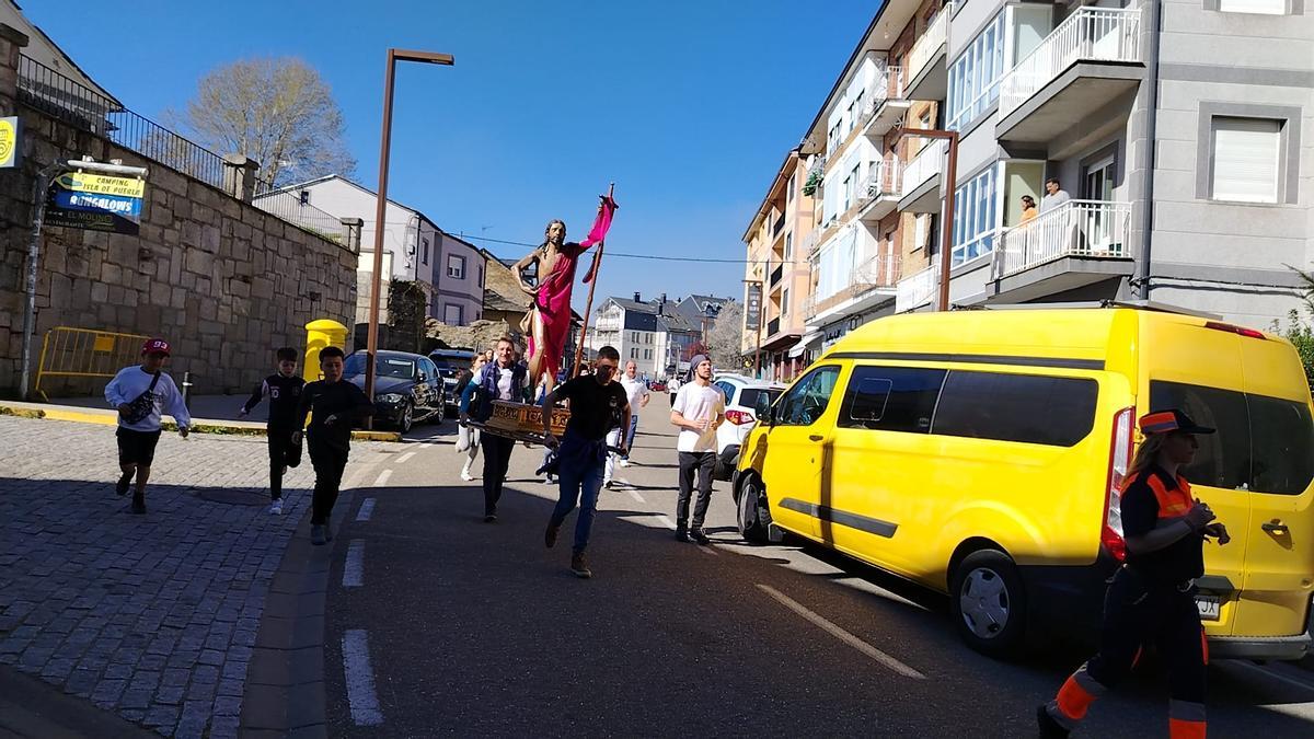 GALERÍA | El Cristo Resucitado "Pincha Tajadas", a la carrera por Puebla de Sanabria