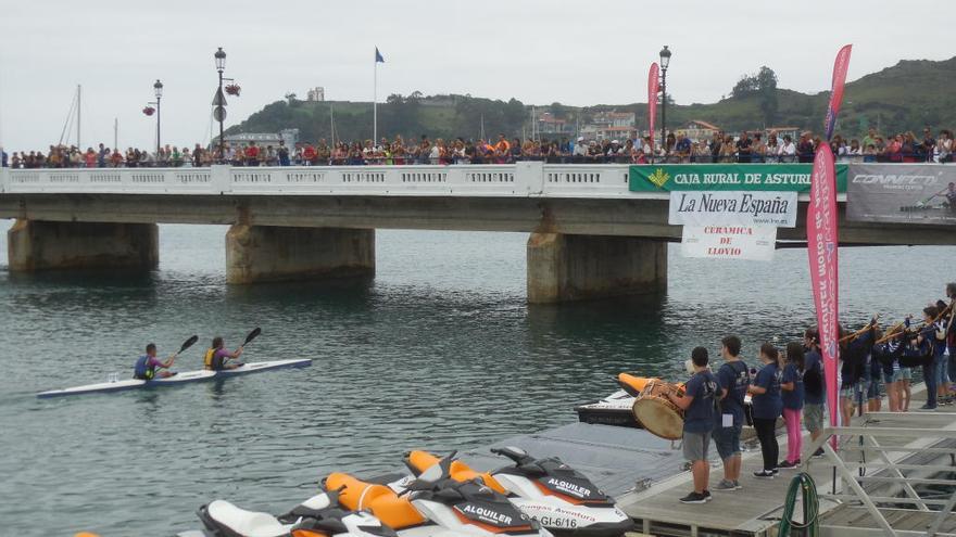 Los vencedores absolutos del Mini-Sella de la pasada edición, a punto de entrar en meta, bajo el puente de Ribadesella.